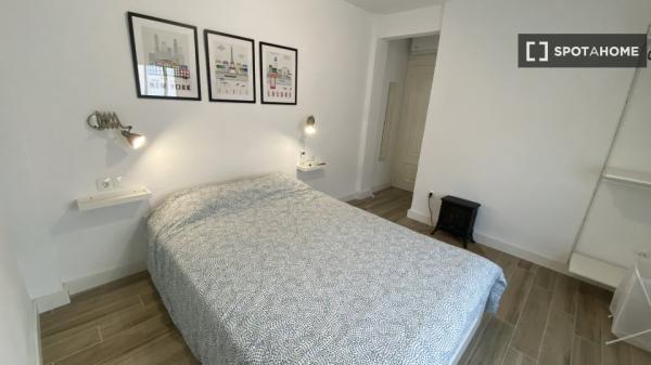 Stanza in affitto in appartamento condiviso con 3 camere da letto ad Alicante