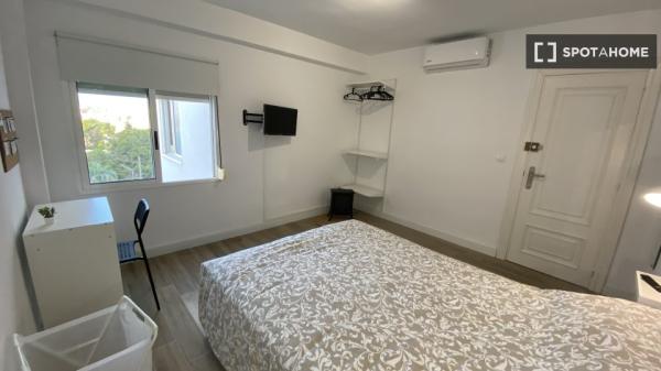 Room for rent in shared 3-bedroom apartment in Alicante