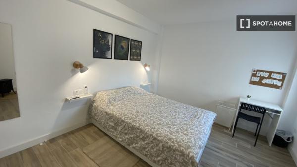 Room for rent in shared 3-bedroom apartment in Alicante