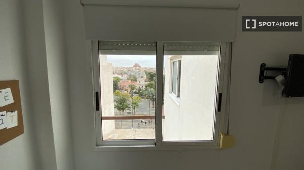 Room for rent in shared 3-bedroom apartment in Alicante