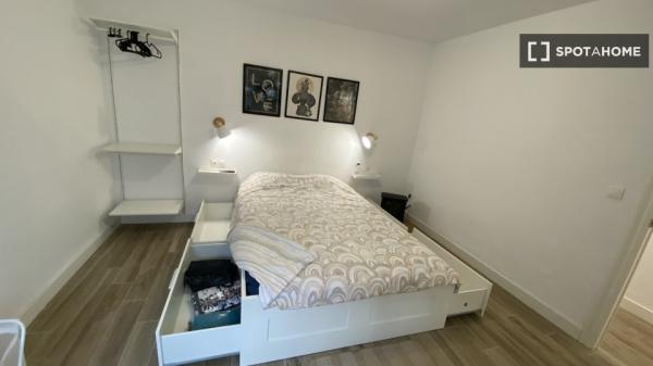 Room for rent in shared 3-bedroom apartment in Alicante