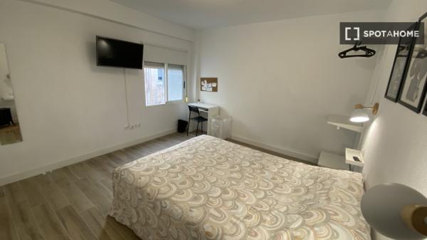 Room for rent in shared 3-bedroom apartment in Alicante