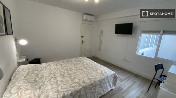 Room for rent in shared 3-bedroom apartment in Alicante