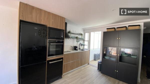 Room for rent in shared 3-bedroom apartment in Alicante