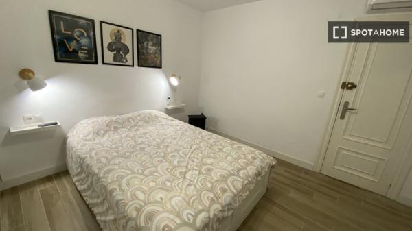 Room for rent in shared 3-bedroom apartment in Alicante