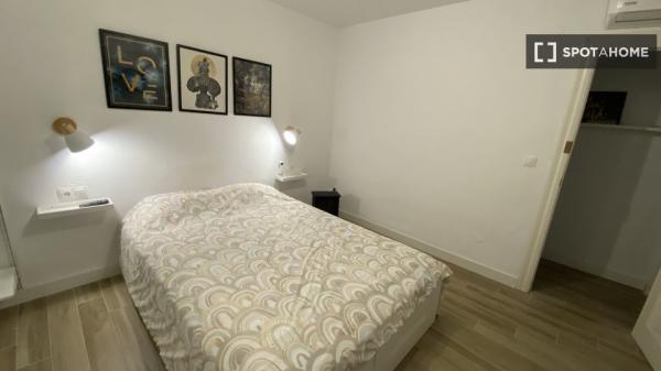 Chambre à louer dans un appartement partagé de 3 chambres à Alicante