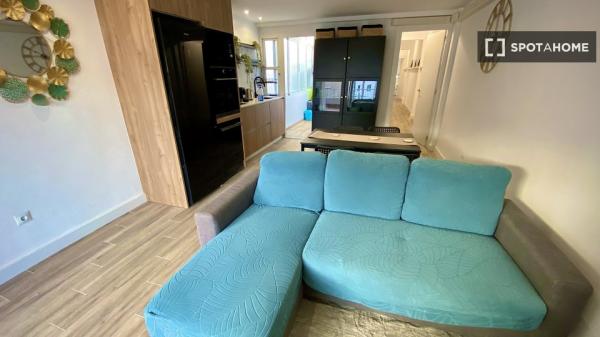 Room for rent in shared 3-bedroom apartment in Alicante