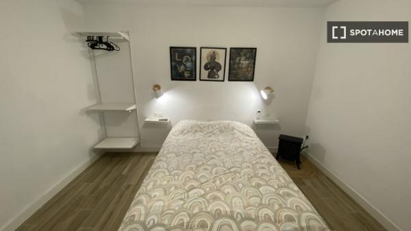 Room for rent in shared 3-bedroom apartment in Alicante