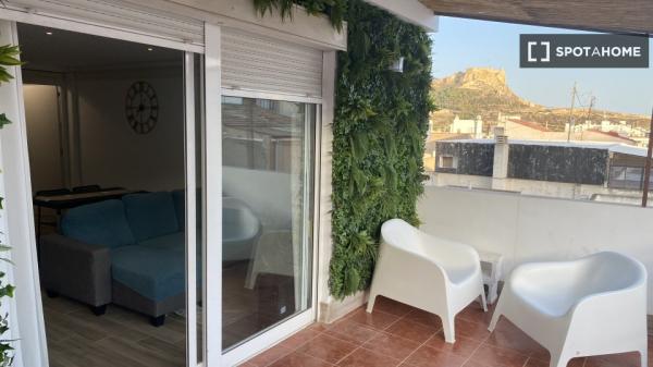 Aluga-se quarto em apartamento partilhado de 3 quartos em Alicante