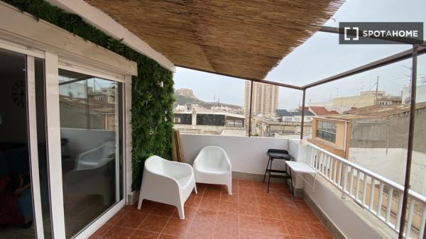 Room for rent in shared 3-bedroom apartment in Alicante