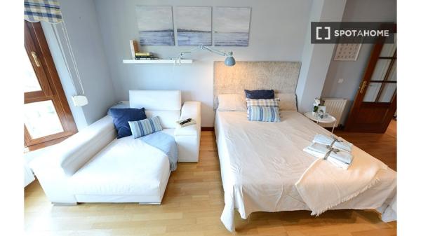 Quarto para alugar em apartamento de 4 quartos em Bilbao, Bilbao