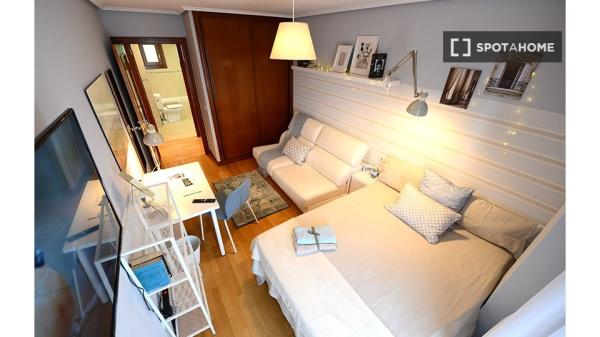 Chambre à louer dans un appartement de 4 chambres à Bilbao, Bilbao