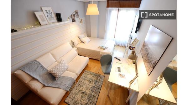 Room for rent in 4-bedroom apartment in Bilbao, Bilbao