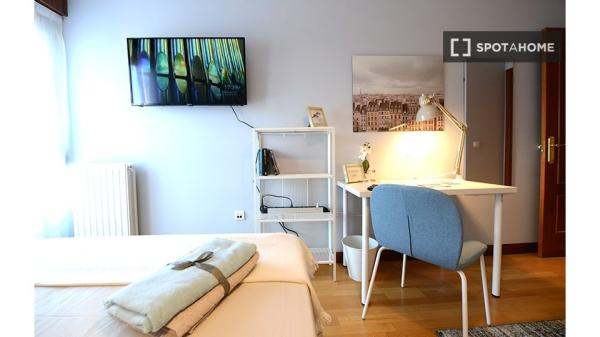 Quarto para alugar em apartamento de 4 quartos em Bilbao, Bilbao