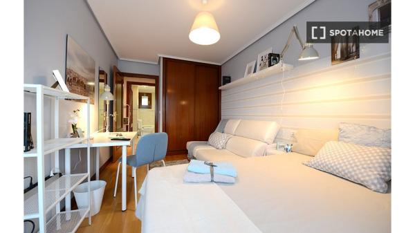 Stanza in affitto in appartamento con 4 camere da letto a Bilbao, Bilbao