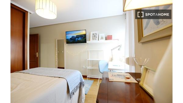 Quarto para alugar em apartamento de 4 quartos em Bilbao, Bilbao