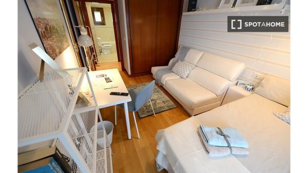 Room for rent in 4-bedroom apartment in Bilbao, Bilbao