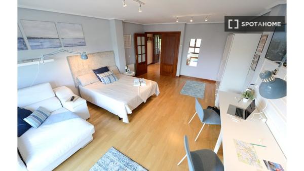 Quarto para alugar em apartamento de 4 quartos em Bilbao, Bilbao