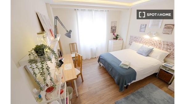 Stanza in affitto in appartamento con 3 camere da letto a Bilbao, Bilbao