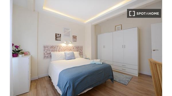 Room for rent in 3-bedroom apartment in Bilbao, Bilbao