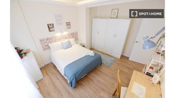 Room for rent in 3-bedroom apartment in Bilbao, Bilbao