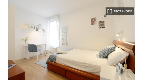 Stanza in affitto in appartamento con 3 camere da letto a Bilbao, Bilbao