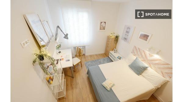 Room for rent in 3-bedroom apartment in Bilbao, Bilbao