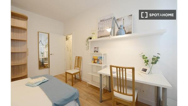 Room for rent in 3-bedroom apartment in Bilbao, Bilbao