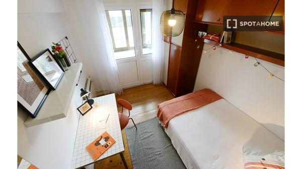 Room for rent in 3-bedroom apartment in Bilbao, Bilbao