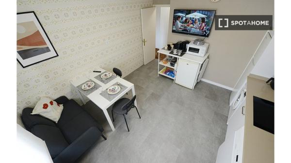 Room for rent in 3-bedroom apartment in Bilbao, Bilbao