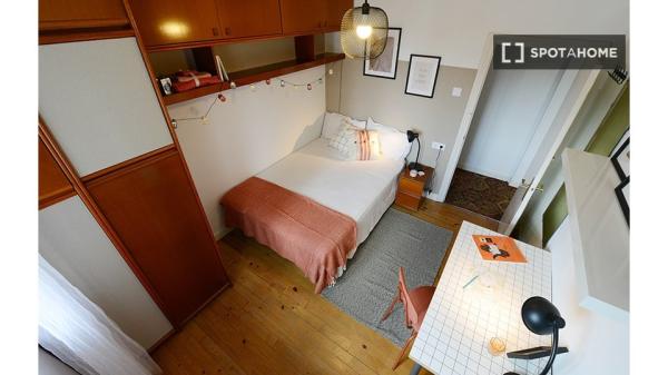 Stanza in affitto in appartamento con 3 camere da letto a Bilbao, Bilbao