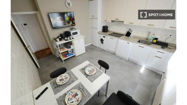 Room for rent in 3-bedroom apartment in Bilbao, Bilbao