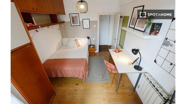 Stanza in affitto in appartamento con 3 camere da letto a Bilbao, Bilbao