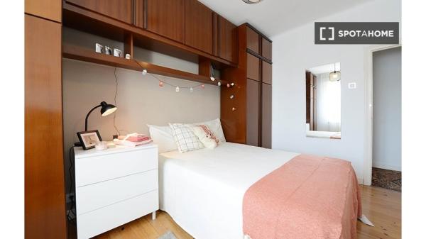 Chambre à louer dans un appartement de 3 chambres à Bilbao, Bilbao