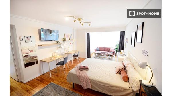 Quarto para alugar em apartamento de 4 quartos em Bilbao, Bilbao