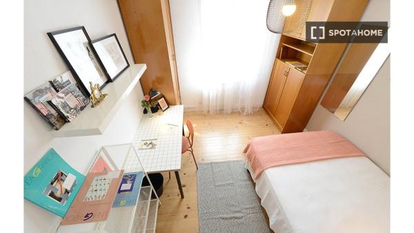 Room for rent in 3-bedroom apartment in Bilbao, Bilbao