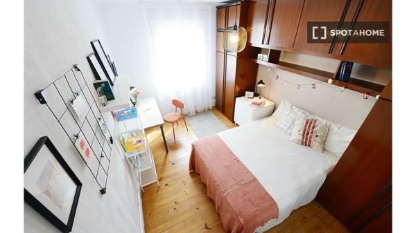 Room for rent in 3-bedroom apartment in Bilbao, Bilbao