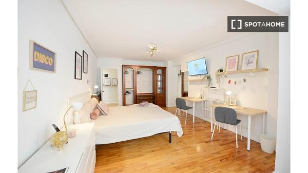 Quarto para alugar em apartamento de 4 quartos em Bilbao, Bilbao