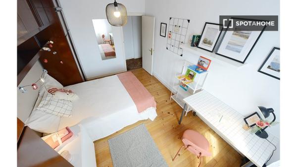 Room for rent in 3-bedroom apartment in Bilbao, Bilbao