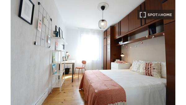 Room for rent in 3-bedroom apartment in Bilbao, Bilbao