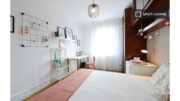 Room for rent in 3-bedroom apartment in Bilbao, Bilbao