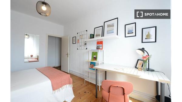 Room for rent in 3-bedroom apartment in Bilbao, Bilbao