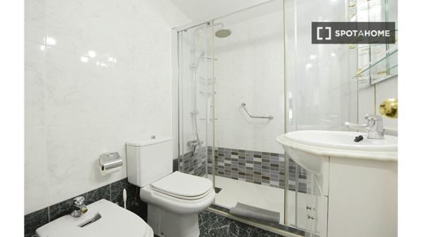 Quarto para alugar em apartamento de 4 quartos em Bilbao, Bilbao