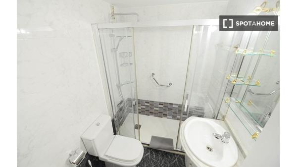 Quarto para alugar em apartamento de 4 quartos em Bilbao, Bilbao