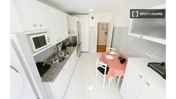 Quarto para alugar em apartamento de 4 quartos em Bilbao, Bilbao