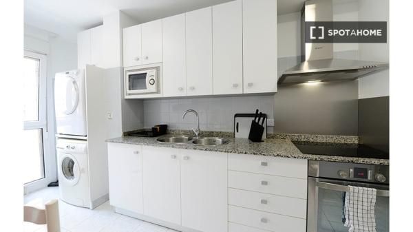 Quarto para alugar em apartamento de 4 quartos em Bilbao, Bilbao