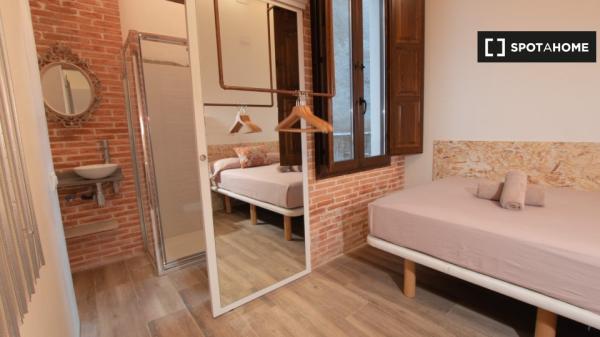 Se alquila habitación en piso de 4 dormitorios en Barcelona