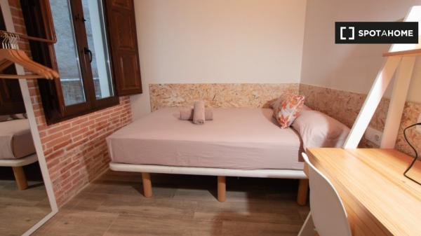 Se alquila habitación en piso de 4 dormitorios en Barcelona