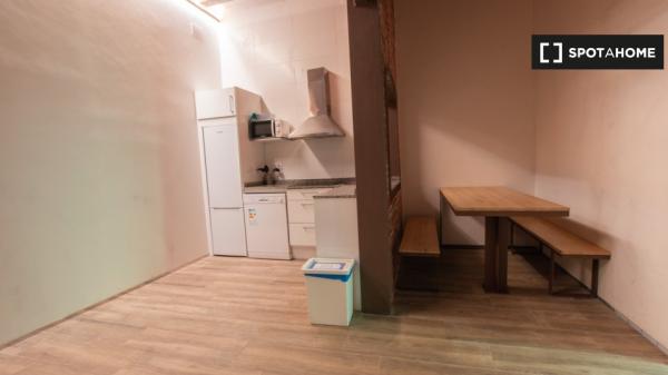 Se alquila habitación en piso de 4 dormitorios en Barcelona