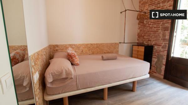 Se alquila habitación en piso de 4 dormitorios en Barcelona